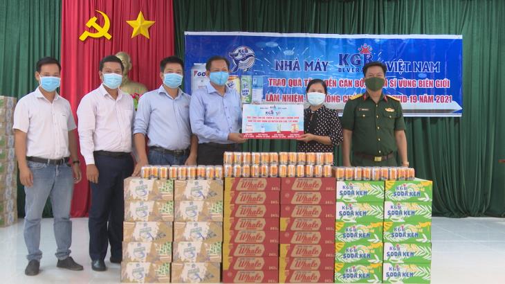 Công ty cổ phần Bia Sài Gòn - Kiên Giang tặng quà cán bộ chiến sĩ vùng biên làm nhiệm vụ phòng, chống dịch bệnh Covid-19 trên địa bàn huyện Bến Cầu